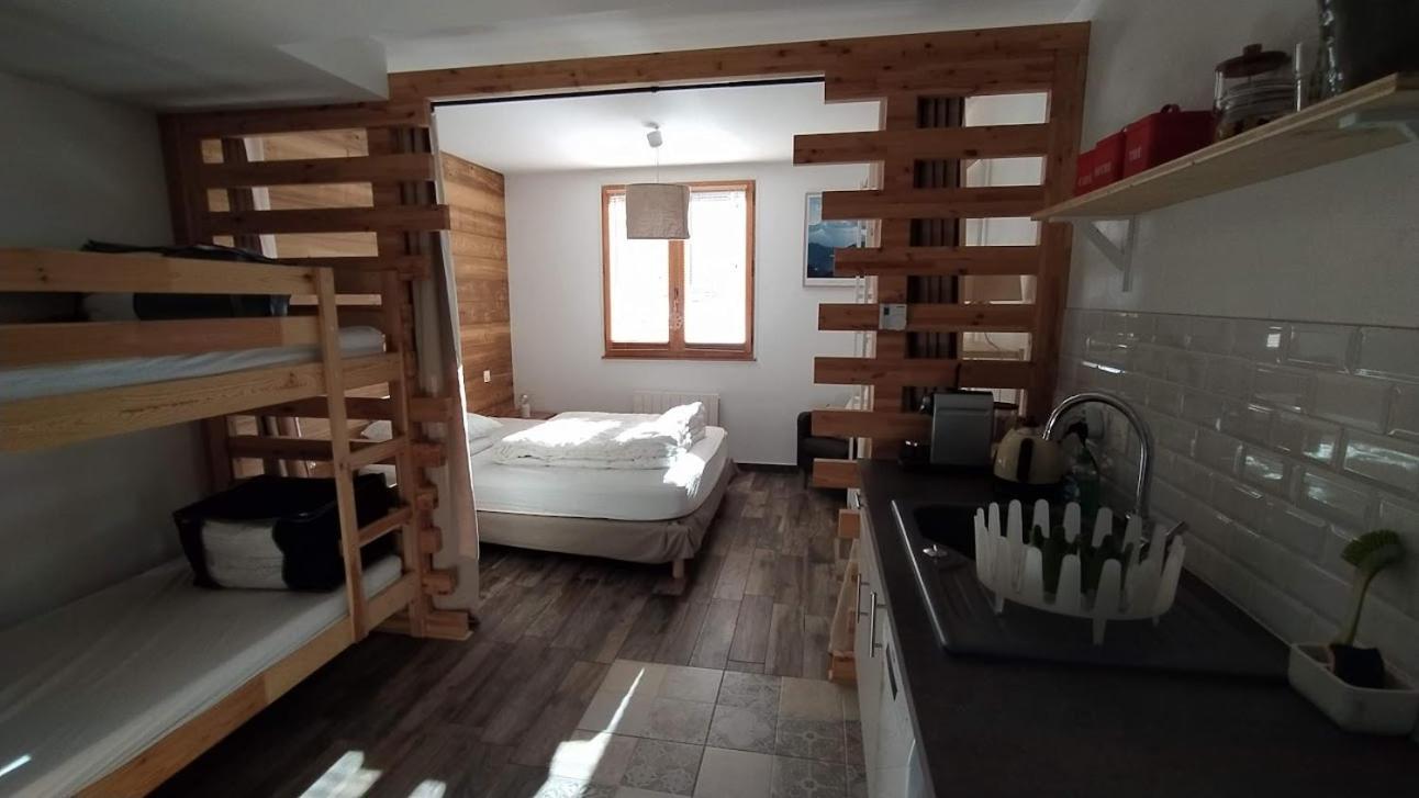 Chez Alphonse Apartment Thones Bagian luar foto